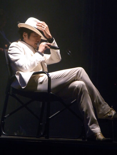 圧巻の25周年メドレーを歌い終えた吉川は、「歌ってる俺より、演奏のほうが大変なんだよね……でもこれができれば次からもっと大変でも大丈夫だよね」と言ってファンやバンドメンバーを笑わせた。