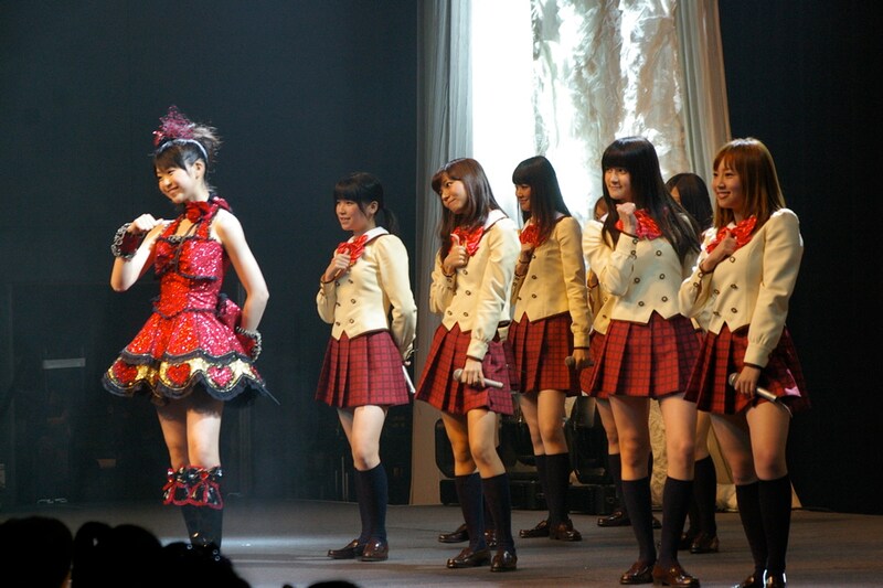 ミニライブでは「極上!!めちゃモテ委員長」でおなじみのナンバーを、次々に披露。