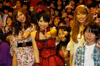 笑顔の子供たちとともに記念撮影をする虎南有香（写真左）、北神未海（中央）、里田まい（右）。