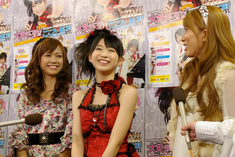 会見では「極上!!めちゃモテ委員長」にちなんで、3人はいつ頃からモテファッションをするようになったか質問。虎南は「私は小学校からファッションを意識してましたね」と、里田は「私も高学年なると意識しだしました」と、北神は「私も小学校からでいろんな雑誌を読んでお母さんと一緒に買い物に出かけたりしていました」と語った。