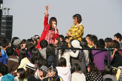 3000人の中高生から「ガッキー！」と呼びかけられ、元気に「はいっ！」と応える新垣結衣。