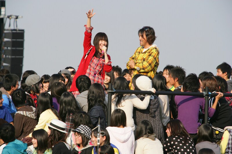 3000人の中高生から「ガッキー！」と呼びかけられ、元気に「はいっ！」と応える新垣結衣。