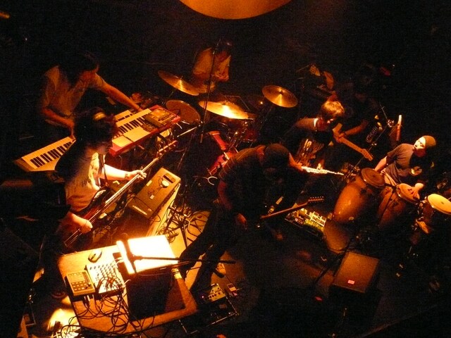 L.E.D.のメンバーはベース・佐藤元彦(JacksonVibe)、サックス・加藤雄一郎(NATSUMEN)、ドラム・オータコージ(曽我部恵一BAND、The sun calls stars)、ギター・UMEZY(U-tom)、キーボード・横山裕章(曽我部恵一ランデブーバンド、Innervisions)、ギター・塩川剛志(Balloons)、パーカッション・KAKUEI(OVERGROUND ACOUSTIC UNDERGROUND)という編成。