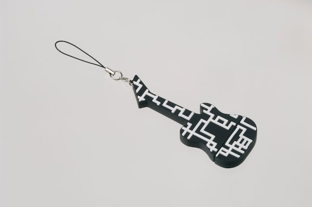 「MODERN TIMES ROCK'N'ROLL」USBメモリ盤。おなじみの幾何学模様が描かれた、ファンならぜひ手に入れたい精巧なデザインだ。