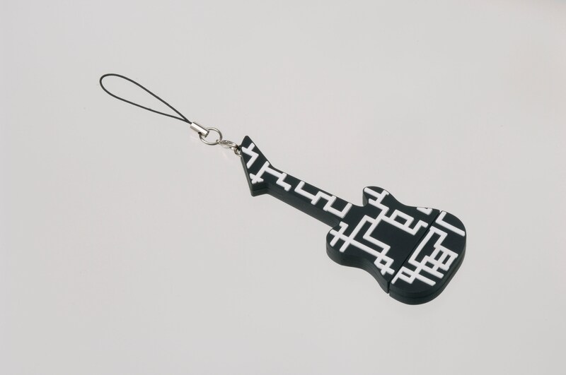 「MODERN TIMES ROCK'N'ROLL」USBメモリ盤。おなじみの幾何学模様が描かれた、ファンならぜひ手に入れたい精巧なデザインだ。