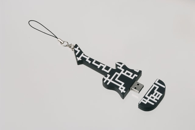 USBメモリからキャップを抜いたところ。