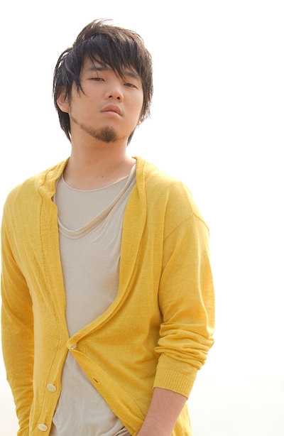 今年はシングル「朝が来る前に」のヒットをはじめ、初の日本武道館単独公演や原点回帰とも言える弾き語りツアーの成功などアーティストとして大きな成長を遂げた秦。2010年はさらなる飛躍が期待できそうだ。