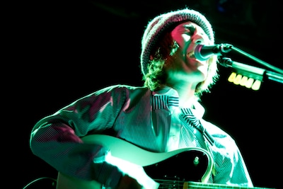 清竜人は昨日のライブで大勢の観客を前に緊張した様子を見せつつも、渾身のパフォーマンスを披露。約500人のオーディエンスにその歌声を届けた。