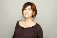 佐野元春とのコラボナンバー「HOME PLANET～地球こそ私の家」がアルバム収録されるのは本作が初となる。