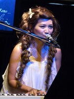 このライブには2週間の応募期間で12000人からの応募が殺到。約360倍の倍率を突破した33組が招待された。