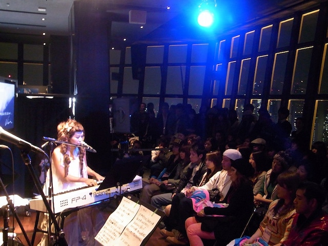 集まった33組は夜景が見えるカフェでMINMIとの感動のひとときを堪能。