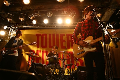 SISTER JETは新作収録曲を中心に6曲を披露。列伝ツアーのチケットは現在一般発売中。ソールドアウトの会場も出てきているので、早めに手に入れよう。