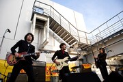 THE BAWDIES、青空のもと熱狂のタワレコ屋上ライブ