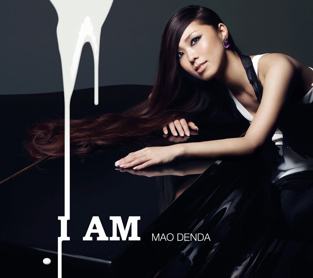 傳田はアルバムについて「毎日恋して、仕事して、いろんな人間関係に出会うことで I AM が見えてくる。 私もデビューしてから10年、心揺れ動きながら 歌ってきました。 笑顔も涙も、強さも弱さも思い出も、全部が集まって今の自分の姿になっている。 13曲のLove Storyが入っています。みなさんのI AMと重なる『あなたのテーマソング』を見つけてもらえたら、うれしいです」とコメント（写真はアルバムジャケット）。
