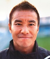 シングル「ヒーロー/明日へ」通常盤は羽鳥＆ゴン両面ジャケット（写真はゴンサイド）。