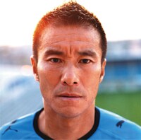 写真はシングル「ヒーロー/明日へ」初回生産限定盤Bジャケット。ゴンのりりしい表情が目印。