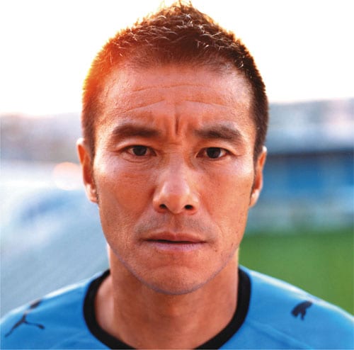 写真はシングル「ヒーロー/明日へ」初回生産限定盤Bジャケット。ゴンのりりしい表情が目印。