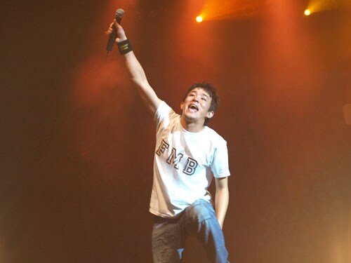 右手を大きく上げて観客を煽るファンキー加藤。