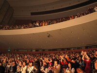 立ち上がって声援を送る中国のファン。