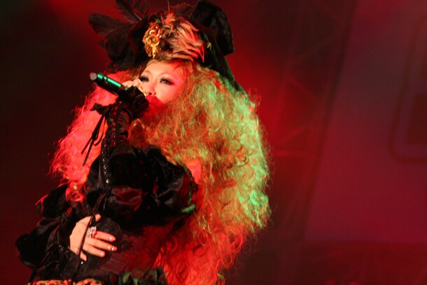 ALI PROJECTは9月26日に富士急ハイランド・コニファーフォレストで行われたライブイベント「ランティス祭り」に出演。野外ステージを妖しく彩った。