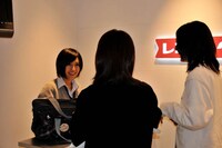 女子ファンとガールズトークに花を咲かせるJURI☆BE。