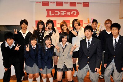 同世代のファンとの記念撮影に応じるJURI☆BE（写真中央）。