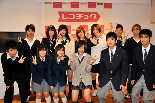 同世代のファンとの記念撮影に応じるJURI☆BE（写真中央）。