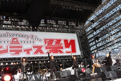 JAM Projectは劇場版「機動戦士ガンダムII 哀・戦士編」テーマソング「哀 戦士」をカバー（写真は9月26日・27日に行われた野外ライブイベント「ランティス祭り」より）。