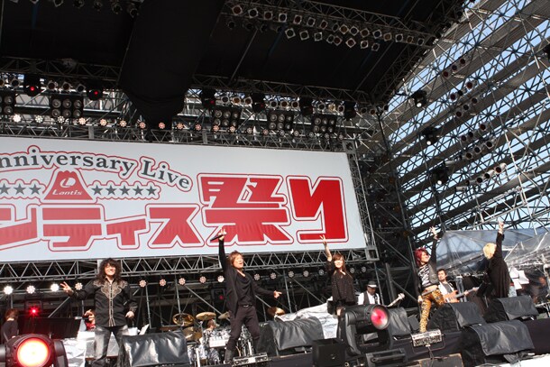 JAM Projectは劇場版「機動戦士ガンダムII 哀・戦士編」テーマソング「哀 戦士」をカバー（写真は9月26日・27日に行われた野外ライブイベント「ランティス祭り」より）。