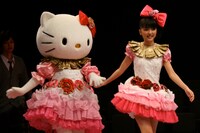 東京・青山円形劇場では現在、まのえりが主演を務める舞台「恋するハローキティ」を上演中。