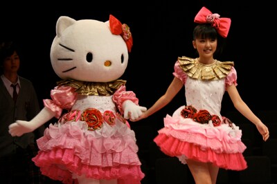 東京・青山円形劇場では現在、まのえりが主演を務める舞台「恋するハローキティ」を上演中。