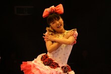 写真は真野恵里菜が主演を務める舞台「恋するハローキティ」の、昨日11月11日に行われたゲネプロの模様。