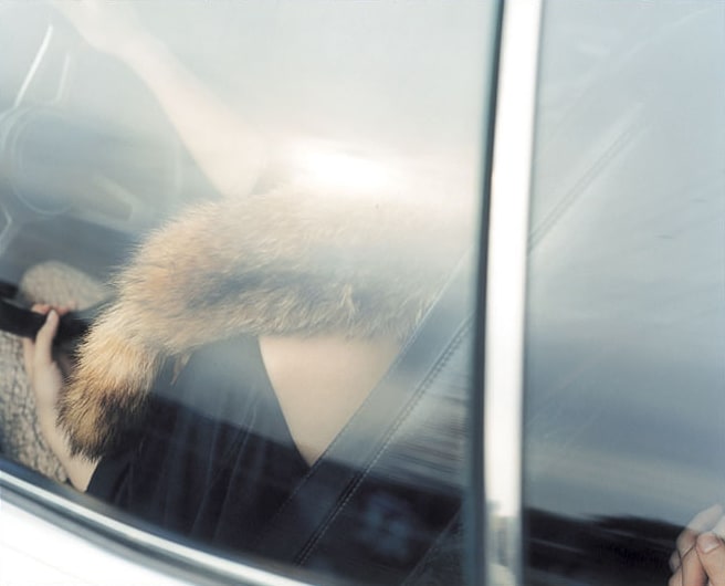 運転する女性は誰なのか。