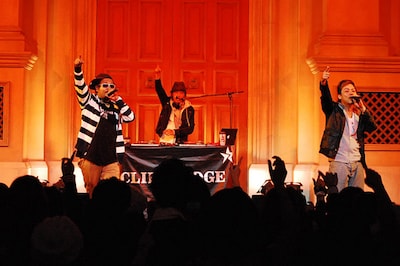 MCでは天井一面に施されたの青空の絵を見て「今日は良い天気ですね～」と小さなボケを挟んだCLIFF EDGE