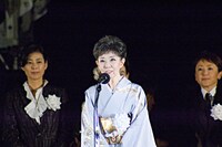 国民栄誉賞を受賞した森光子は芸能界代表のスピーチを行った。
