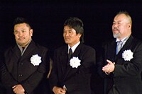 芸能界代表として壇上に上がった中西圭三、松崎しげる、つのだ☆ひろ（写真左より）。