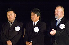 芸能界代表として壇上に上がった中西圭三、松崎しげる、つのだ☆ひろ（写真左より）。