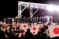 壇上には歴代の首相経験者ら、各界の著名人が集結。