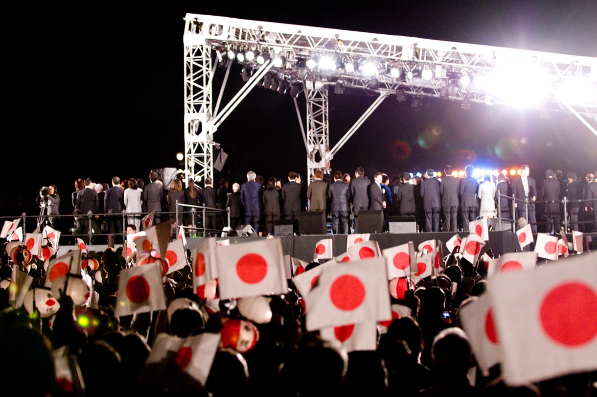 壇上には歴代の首相経験者ら、各界の著名人が集結。