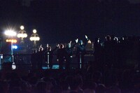 EXILEは普段のステージ衣装とは趣の異なる、シックなスーツ姿でパフォーマンス。