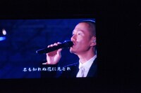 ATSUSHIはトレードマークのサングラスを外して歌った。