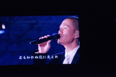 ATSUSHIはトレードマークのサングラスを外して歌った。