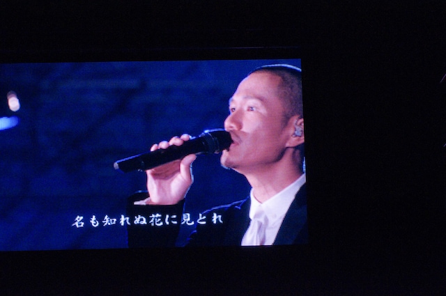 ATSUSHIはトレードマークのサングラスを外して歌った。
