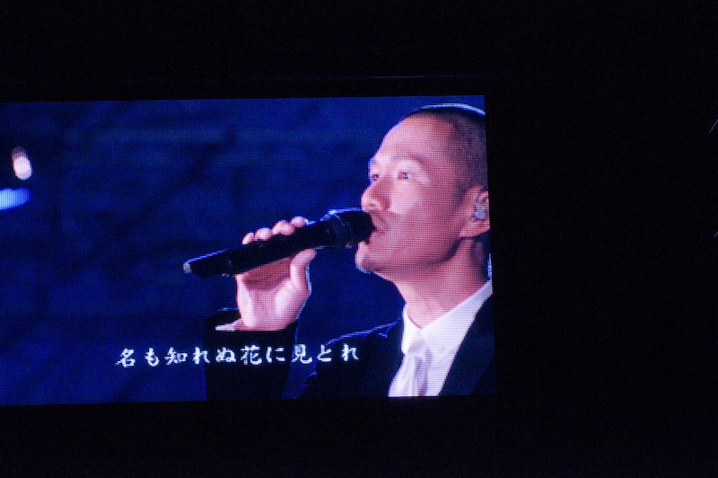 ATSUSHIはトレードマークのサングラスを外して歌った。