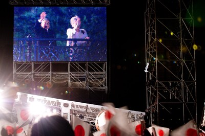 この日の皇居前広場の気温は12℃台まで下がったものの、両陛下はEXILEのパフォーマンスを最後まで楽しまれた。