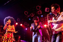 写真は2009年11月9日に原宿アストロホール行われたJAM companyの1stライブより。左から多和田えみ、村上てつや、JAM companyのリーダー・本間将人。