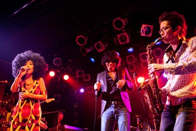 写真は2009年11月9日に原宿アストロホール行われたJAM companyの1stライブより。左から多和田えみ、村上てつや、JAM companyのリーダー・本間将人。