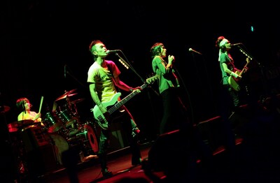 12月1日からザ・クロマニヨンズのマスコットキャラクター、高橋ヨシオの姿を模した貯金箱「ヨシオバンク」の販売がスタート。こちらはライブ会場および通販にて購入が可能（写真は全国ツアー初日公演のSHIBUYA-AXの模様）。