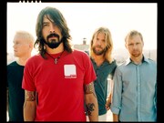 FOO FIGHTERSは現在、表だった活動を休止中。フロントマンのデイヴ・グロール(写真正面)はジョン・ポール・ジョーンズ(ex.LED ZEPPELIN)、ジョシュア・オム(QUEENS OF THE STONE AGE)と新バンドTHEM CROOKED VULTURESを結成し、12月2日に1stアルバムをリリースする。