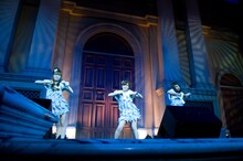 11月15日のイベント「ふかわりょうのそれでもたいせつな話」で、COSMETICSは「LOVE IS ALL」「tomorrow」「tomorrow～winter mix～」を披露。ナタリーではこのイベントの様子を、密着レポートとして後日紹介する。